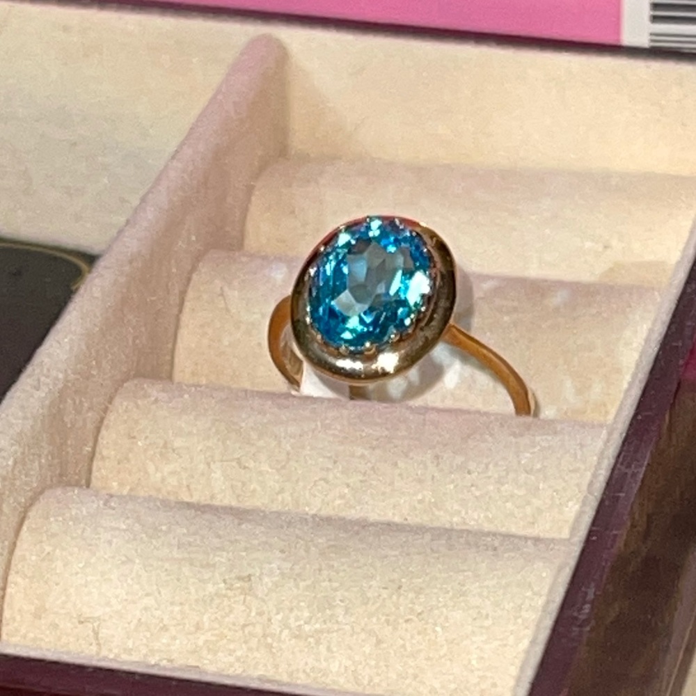 💙 Amazing Blue Topaz 10kt Gold Ring. I can no longer wear. Size: 7.5.